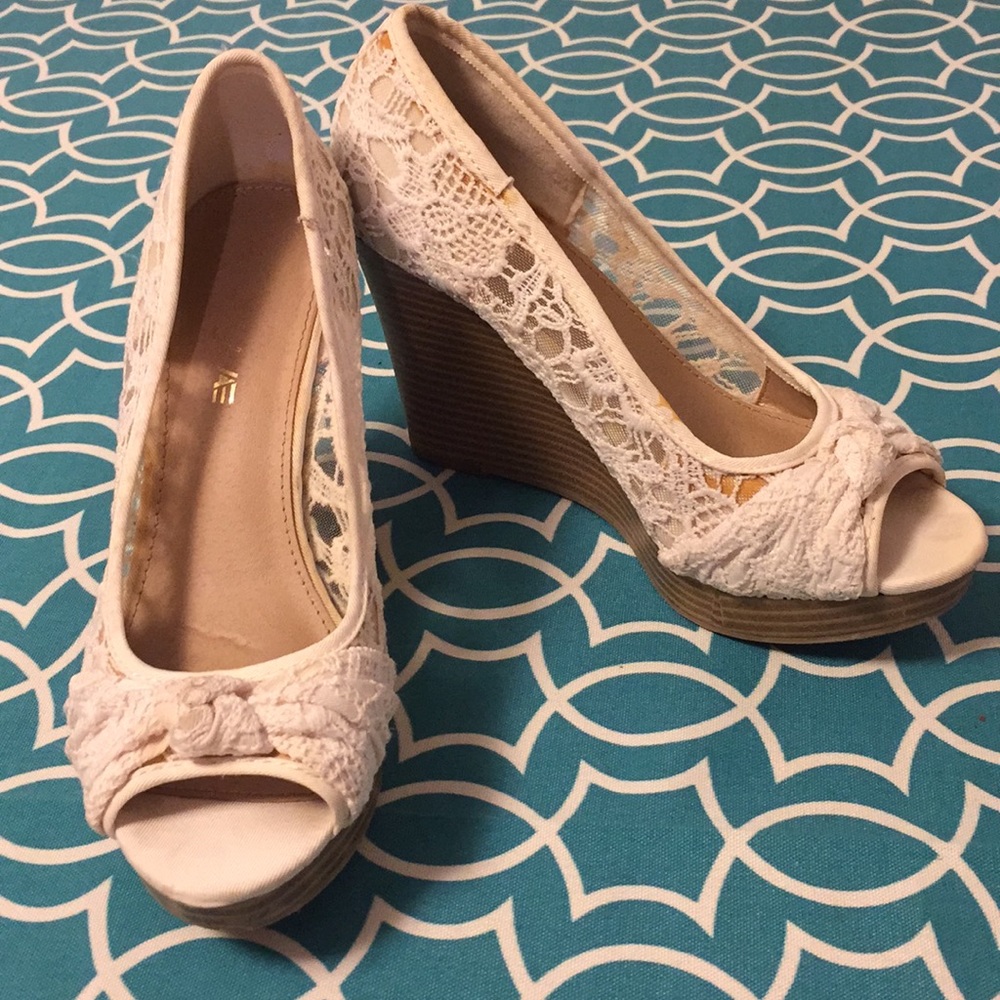 American Eagle Cream Lace Wedges Size 7.